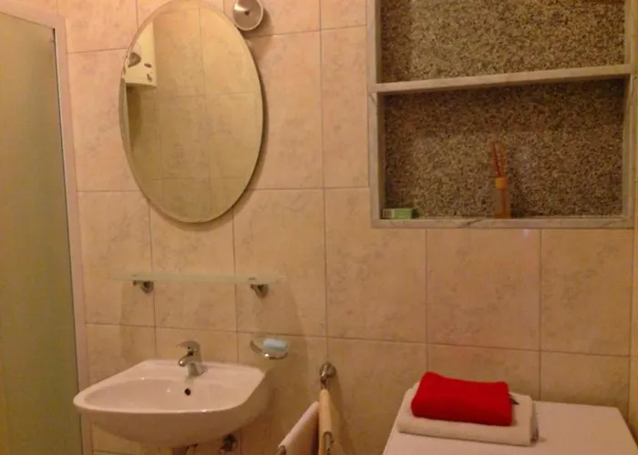 A3 - Apt W Patio 3 Min Walking From The شقة