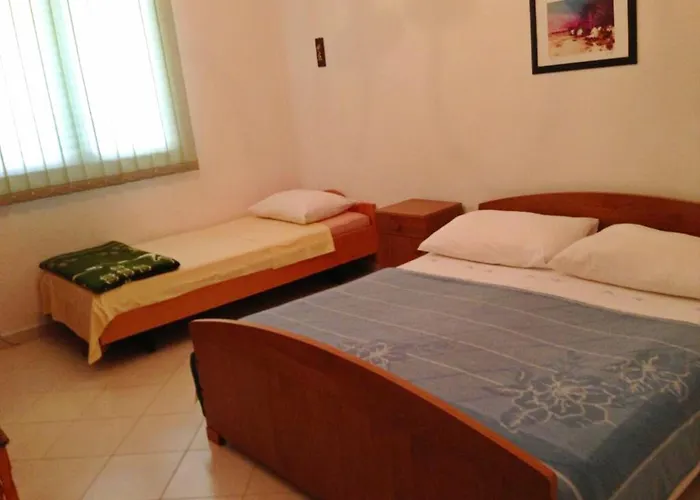 A3 - Apt W Patio 3 Min Walking From The